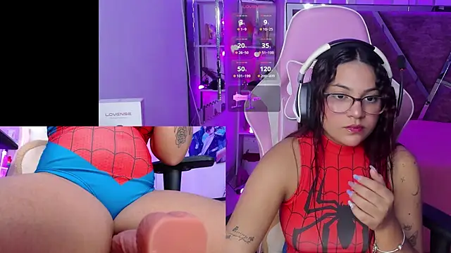 Snapshot of PetiteSophie_ chatting on January 8, 2025, 12:58 pm PetiteSophie online show from January 8, 2025, 12:58 pm
