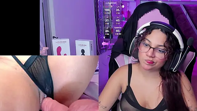 Snapshot of PetiteSophie_ chatting on February 2, 2025, 2:34 pm PetiteSophie online show from February 2, 2025, 2:34 pm