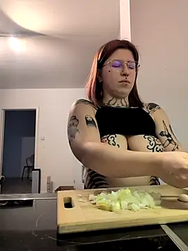 Snapshot of divine_eve chatting on December 1, 2025, 12:21 pm divine eve online show from December 1, 2025, 12:21 pm