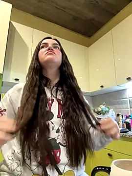 Karolina llove online show from October 19, 2025, 8:20 pm