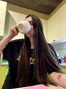 Karolina llove online show from October 27, 2025, 6:56 pm