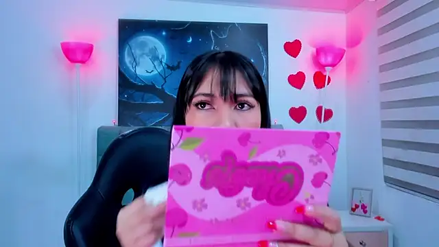 lina bedoya  online show from February 20, 2025, 11:42 am