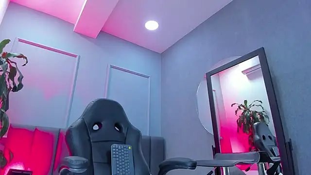 Elisa castrillon online show from November 28, 2025, 8:44 pm