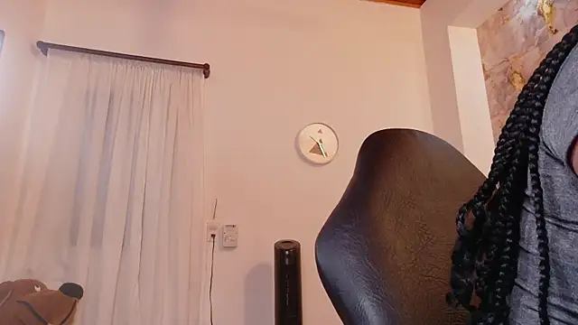 lia mariana online show from November 9, 2025, 10:19 pm