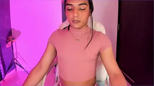 Snapshot of CandyLatinHott chatting on October 21, 2025, 12:22 am CandyLatinHott online show from October 21, 2025, 12:22 am