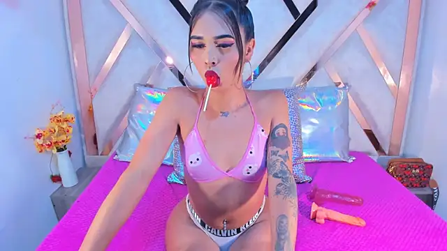 LisbethQueen online show from November 17, 2025, 9:42 pm