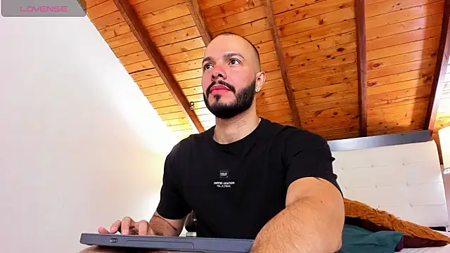 Snapshot of Tom_Bailey chatting on September 17, 2025, 12:40 pm Tom Bailey online show from September 17, 2025, 12:40 pm