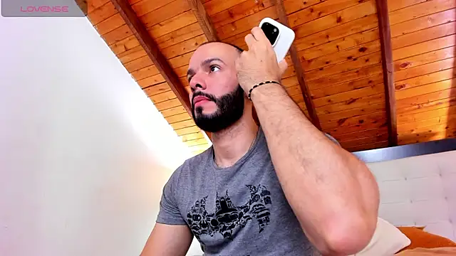 Snapshot of Tom_Bailey chatting on October 4, 2025, 12:58 pm Tom Bailey online show from October 4, 2025, 12:58 pm