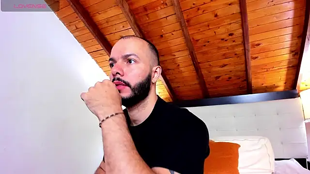 Snapshot of Tom_Bailey chatting on October 5, 2025, 12:14 pm Tom Bailey online show from October 5, 2025, 12:14 pm