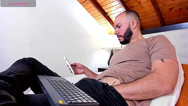 Snapshot of Tom_Bailey chatting on October 19, 2025, 1:34 pm Tom Bailey online show from October 19, 2025, 1:34 pm