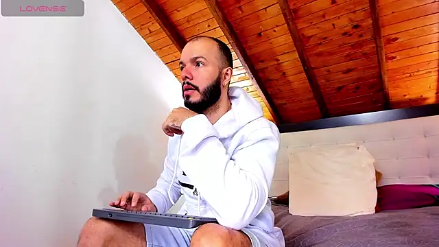 Snapshot of Tom_Bailey chatting on November 16, 2025, 1:28 pm Tom Bailey online show from November 16, 2025, 1:28 pm