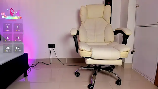 AllisonRoberts  online show from October 6, 2025, 7:44 pm