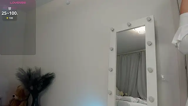 lookkeyhole online show from September 14, 2025, 7:13 pm