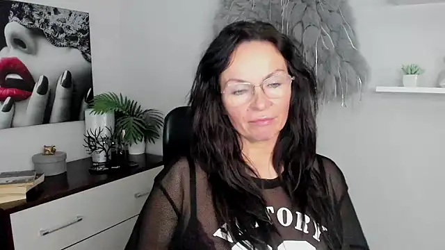 Snapshot of HelenLuxx chatting on January 20, 2025, 10:18 am HelenLuxx online show from January 20, 2025, 10:18 am