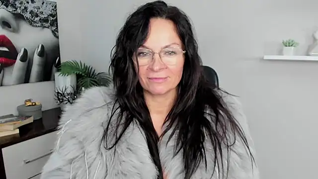 Snapshot of HelenLuxx chatting on January 21, 2025, 10:08 am HelenLuxx online show from January 21, 2025, 10:08 am