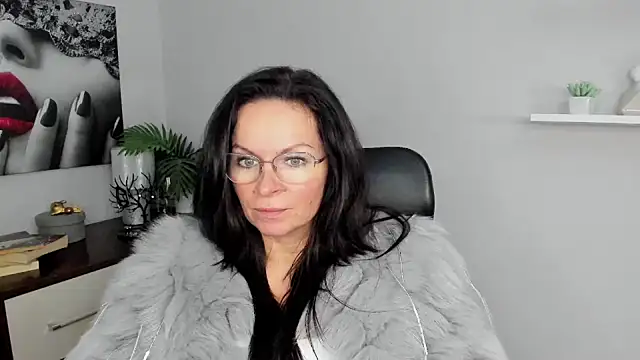 Snapshot of HelenLuxx chatting on January 22, 2025, 10:18 am HelenLuxx online show from January 22, 2025, 10:18 am