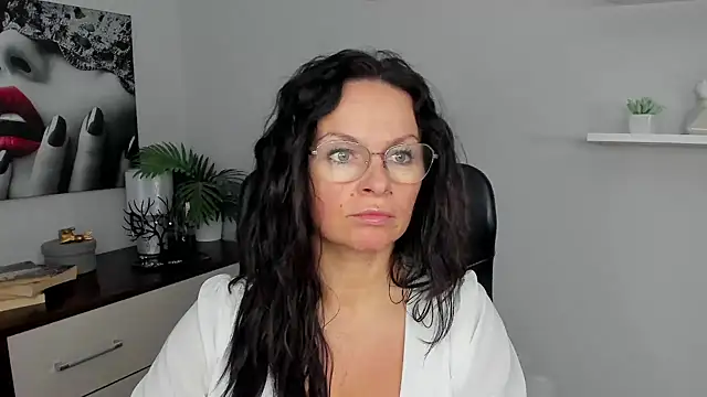 Snapshot of HelenLuxx chatting on January 24, 2025, 10:11 am HelenLuxx online show from January 24, 2025, 10:11 am