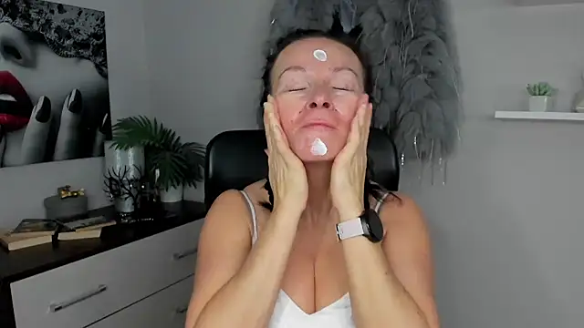 Snapshot of HelenLuxx chatting on January 26, 2025, 7:32 am HelenLuxx online show from January 26, 2025, 7:32 am