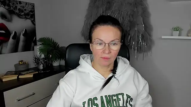 Snapshot of HelenLuxx chatting on January 27, 2025, 6:41 am HelenLuxx online show from January 27, 2025, 6:41 am