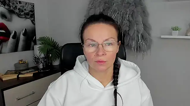 Snapshot of HelenLuxx chatting on January 27, 2025, 10:06 am HelenLuxx online show from January 27, 2025, 10:06 am