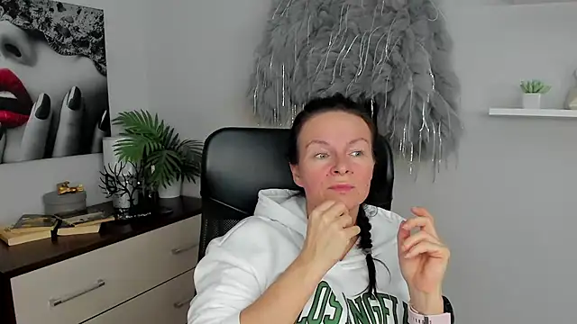 Snapshot of HelenLuxx chatting on January 27, 2025, 1:09 pm HelenLuxx online show from January 27, 2025, 1:09 pm