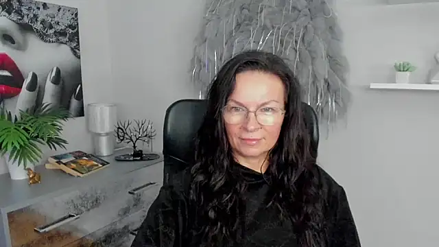 Snapshot of HelenLuxx chatting on January 28, 2025, 10:23 am HelenLuxx online show from January 28, 2025, 10:23 am