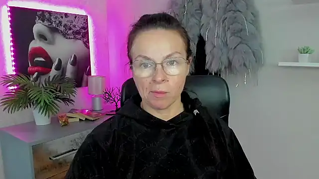 Snapshot of HelenLuxx chatting on January 30, 2025, 1:31 pm HelenLuxx online show from January 30, 2025, 1:31 pm