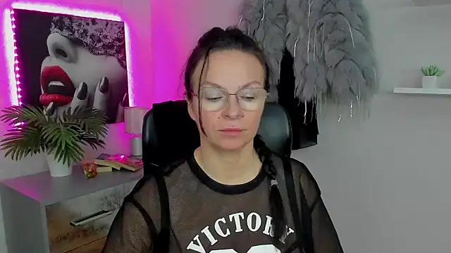 Snapshot of HelenLuxx chatting on January 31, 2025, 6:46 am HelenLuxx online show from January 31, 2025, 6:46 am