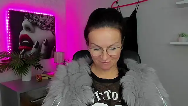 Snapshot of HelenLuxx chatting on February 3, 2025, 9:52 am HelenLuxx online show from February 3, 2025, 9:52 am