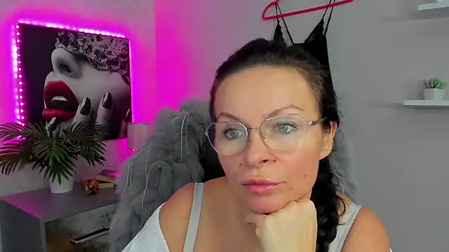 Snapshot of HelenLuxx chatting on February 4, 2025, 10:21 am HelenLuxx online show from February 4, 2025, 10:21 am