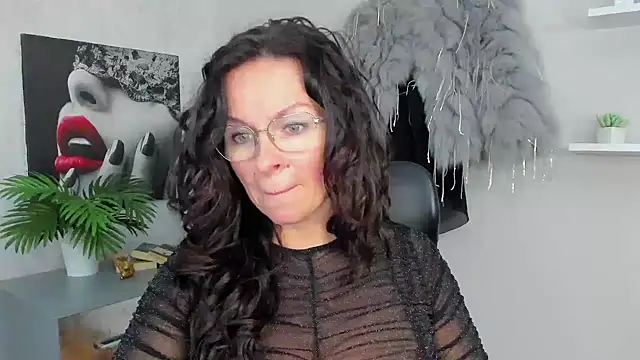 Snapshot of HelenLuxx chatting on February 6, 2025, 10:15 am HelenLuxx online show from February 6, 2025, 10:15 am