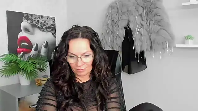 Snapshot of HelenLuxx chatting on February 6, 2025, 1:43 pm HelenLuxx online show from February 6, 2025, 1:43 pm