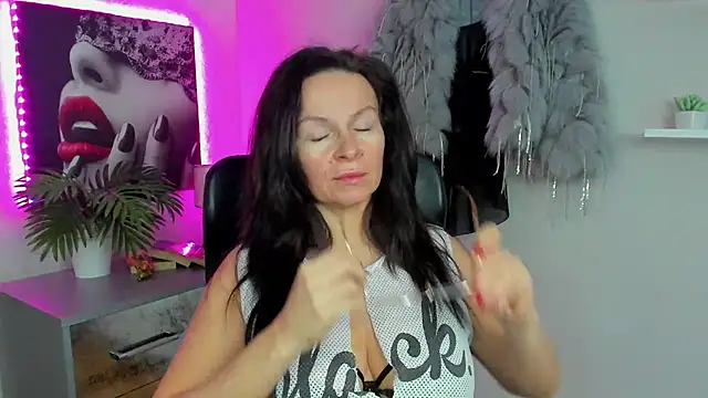 Snapshot of HelenLuxx chatting on February 13, 2025, 6:30 am HelenLuxx online show from February 13, 2025, 6:30 am