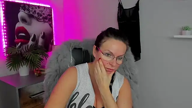 Snapshot of HelenLuxx chatting on February 13, 2025, 12:43 pm HelenLuxx online show from February 13, 2025, 12:43 pm