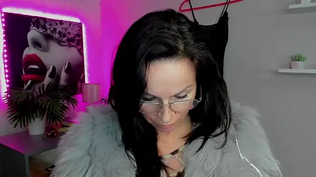 Snapshot of HelenLuxx chatting on February 15, 2025, 11:06 am HelenLuxx online show from February 15, 2025, 11:06 am