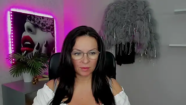 Snapshot of HelenLuxx chatting on March 14, 2025, 5:24 pm HelenLuxx online show from March 14, 2025, 5:24 pm