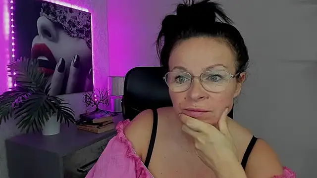 Snapshot of HelenLuxx chatting on September 20, 2025, 6:36 am HelenLuxx online show from September 20, 2025, 6:36 am