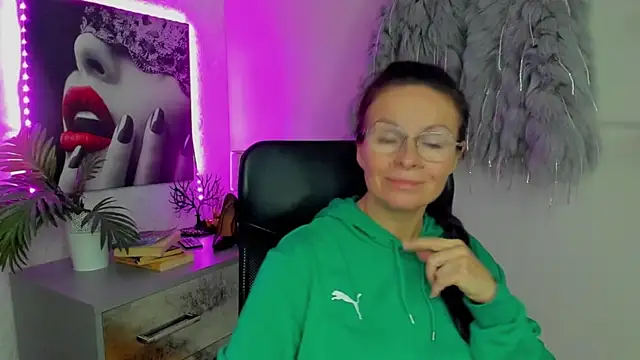 Snapshot of HelenLuxx chatting on October 9, 2025, 5:38 am HelenLuxx online show from October 9, 2025, 5:38 am