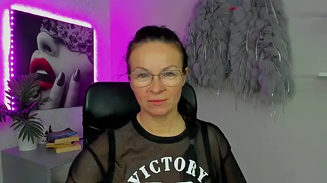 Snapshot of HelenLuxx chatting on October 17, 2025, 6:38 am HelenLuxx online show from October 17, 2025, 6:38 am