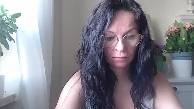 Snapshot of HelenLuxx chatting on October 31, 2025, 7:31 am HelenLuxx online show from October 31, 2025, 7:31 am