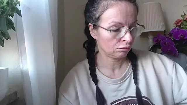 Snapshot of HelenLuxx chatting on November 7, 2025, 7:19 am HelenLuxx online show from November 7, 2025, 7:19 am