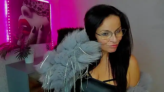 Snapshot of HelenLuxx chatting on November 13, 2025, 7:13 pm HelenLuxx online show from November 13, 2025, 7:13 pm