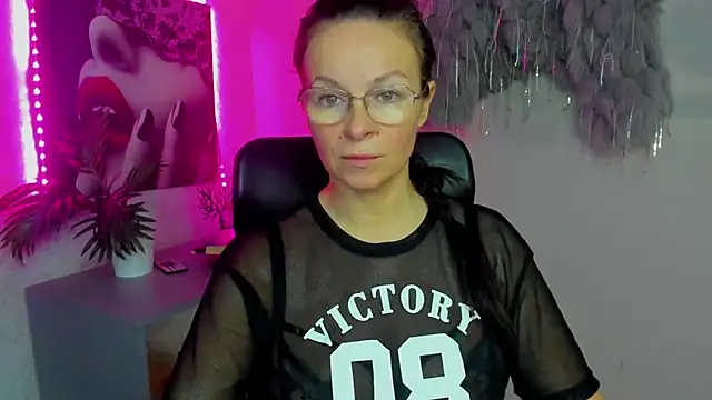 Snapshot of HelenLuxx chatting on November 20, 2025, 6:46 am HelenLuxx online show from November 20, 2025, 6:46 am