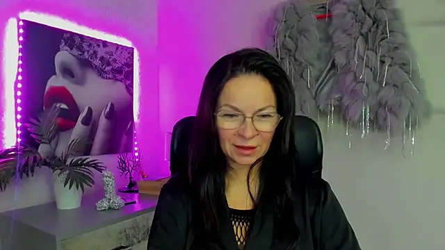 Snapshot of HelenLuxx chatting on November 29, 2025, 8:17 am HelenLuxx online show from November 29, 2025, 8:17 am