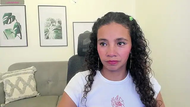 Snapshot of leslyflorez chatting on February 26, 2025, 9:05 pm leslyflorez online show from February 26, 2025, 9:05 pm