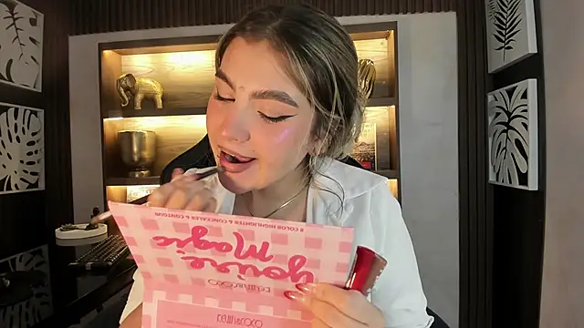 Snapshot of SamantaBone chatting on January 13, 2025, 12:30 am SamantaBone online show from January 13, 2025, 12:30 am