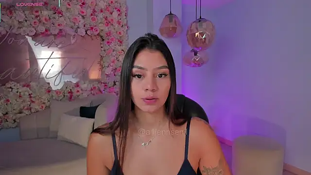 Snapshot of AllyJensen chatting on November 18, 2025, 10:31 am AllyJensen online show from November 18, 2025, 10:31 am