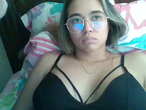 Snapshot of trianabell chatting on December 13, 2024, 7:43 pm trianabell online show from December 13, 2024, 7:43 pm