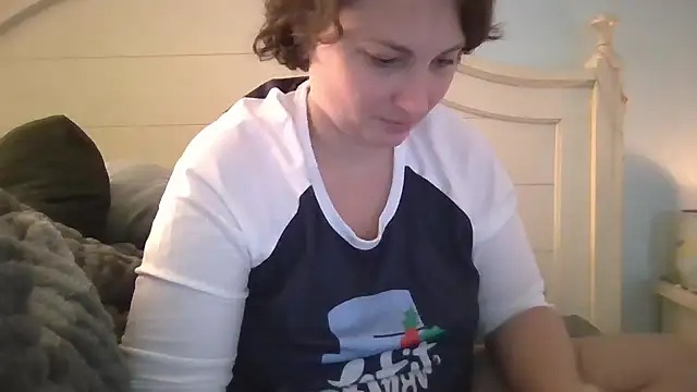 Snapshot of MilfyMrsRobinson chatting on December 14, 2025, 2:00 pm MilfyMrsRobinson online show from December 14, 2025, 2:00 pm