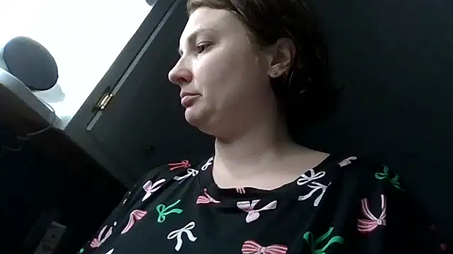 Snapshot of MilfyMrsRobinson chatting on December 17, 2025, 12:00 pm MilfyMrsRobinson online show from December 17, 2025, 12:00 pm